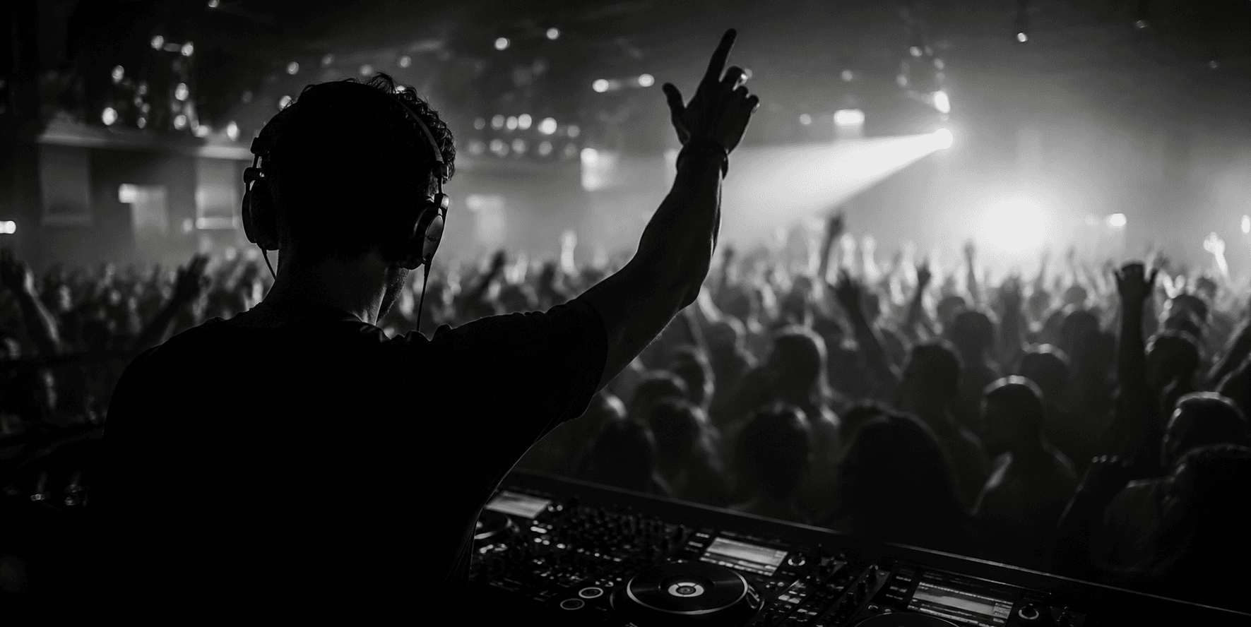 DJ bakom mixerbordet på en klubb